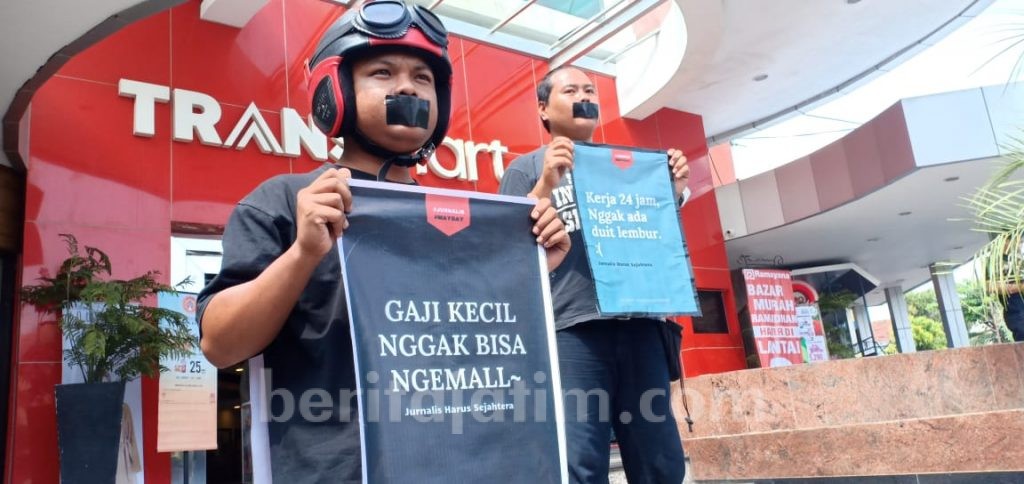Naik Vespa, 2 Jurnalis Kediri Tuntut Kesejahteraan