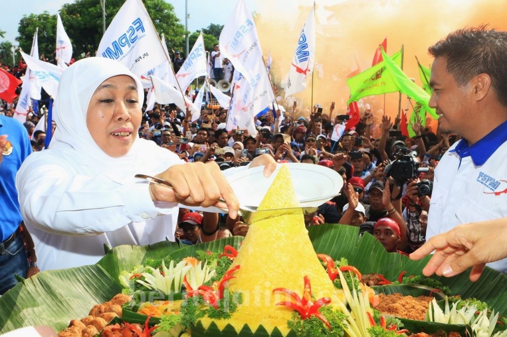 May Day, Ini Kado Khofifah untuk Anak Buruh Tidak Mampu
