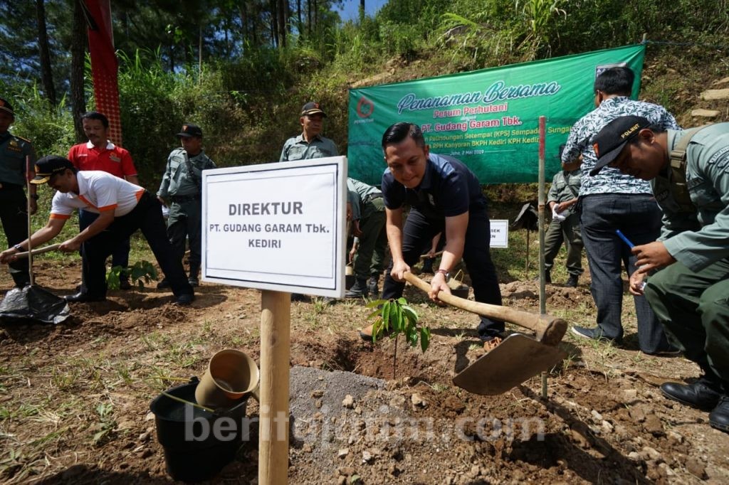 Lestarikan Alam, Gudang Garam Tanam Ribuan Pohon di Lereng Wilis