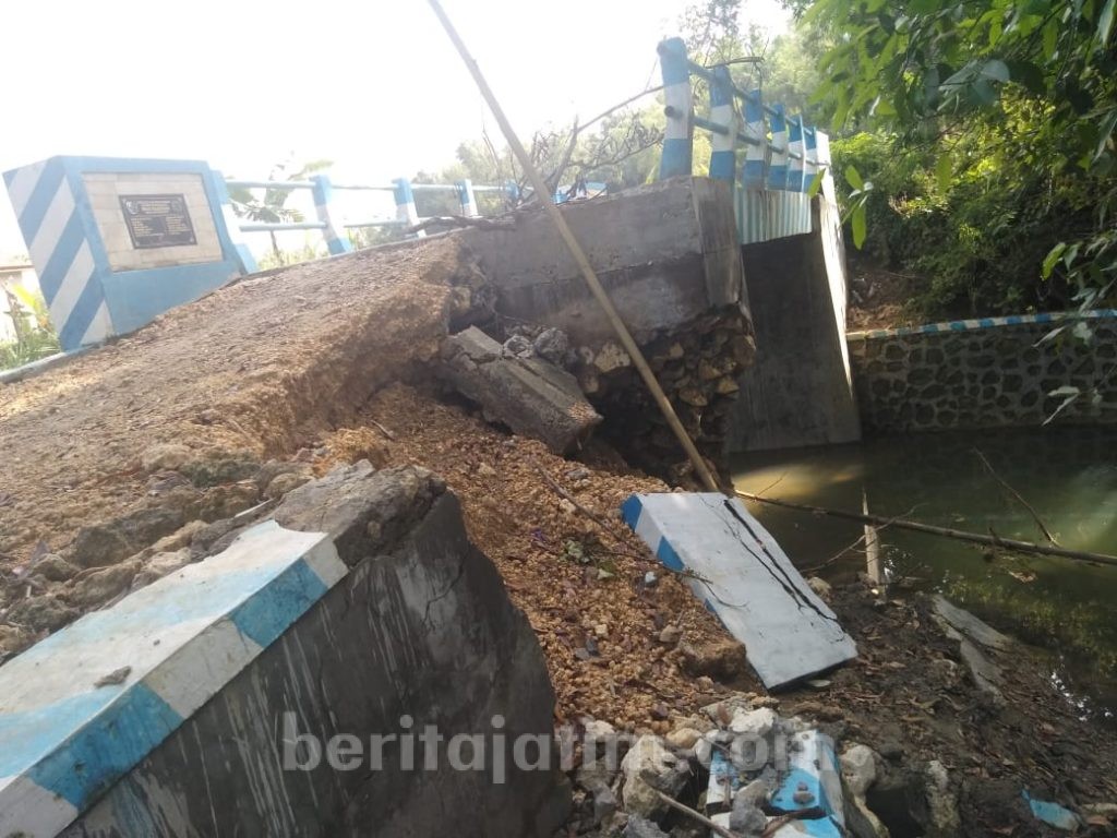 Jembatan Ambrol Warga Pajeruan Sampang Kelimpungan