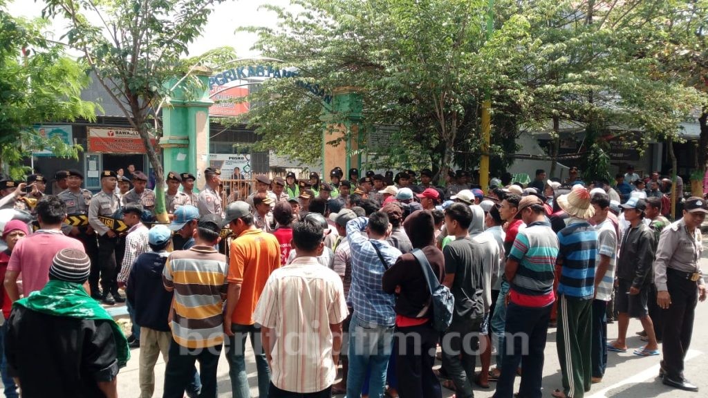Massa Pendukung Caleg Demo Kantor Bawaslu Pamekasan