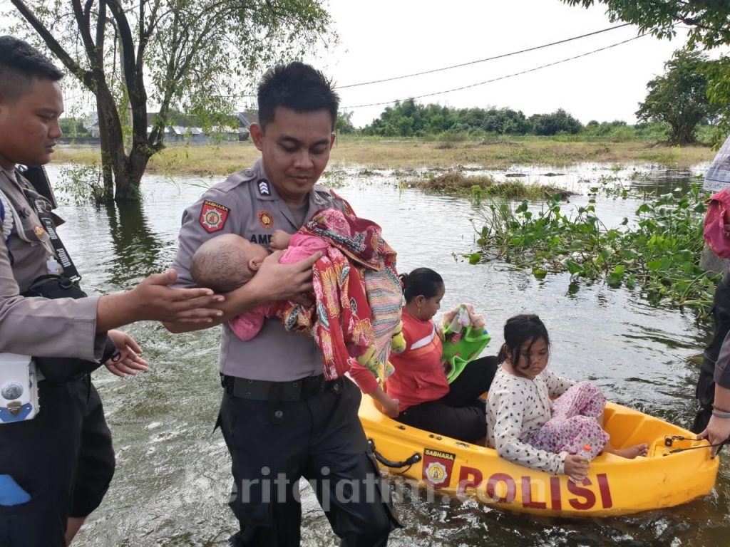 Dua Anggota Polisi Evakuasi Balita dan Ibunya yang Terjebak Banjir