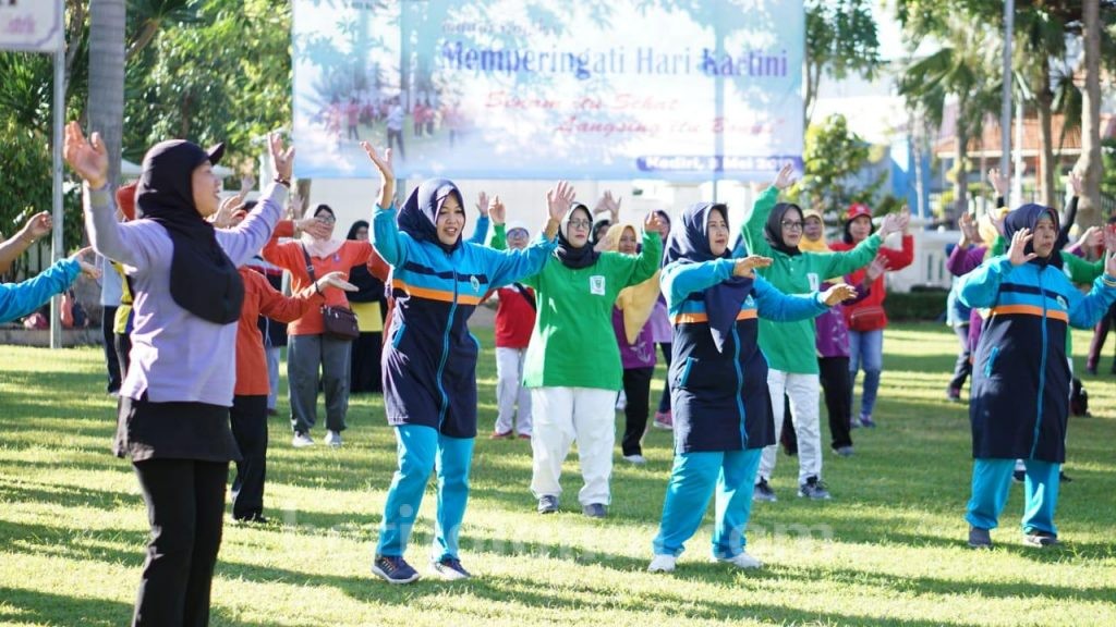 Peringati Hari Kartini, Puluhan Emak-emak di Kota Kediri Senam Bersama