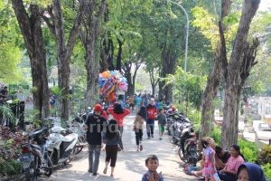 Mengais Rezeki di Area Makam Ngagel Surabaya