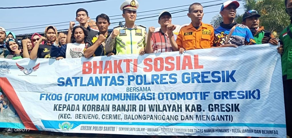 Peduli Banjir, Satlantas Polres Gresik dan FKOG Beri Bantuan