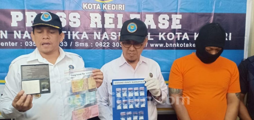 BNN Bekuk Bandar Sabu di Depan Markas Yonif 521 Kediri