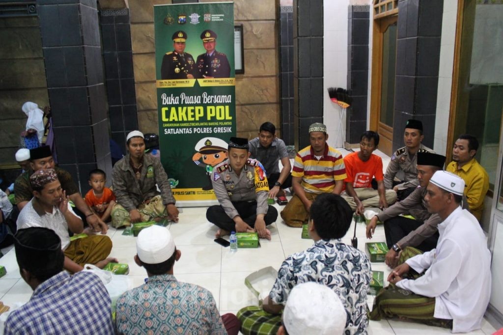 Peduli Banjir, Satlantas Berbuka Bersama dengan Warga