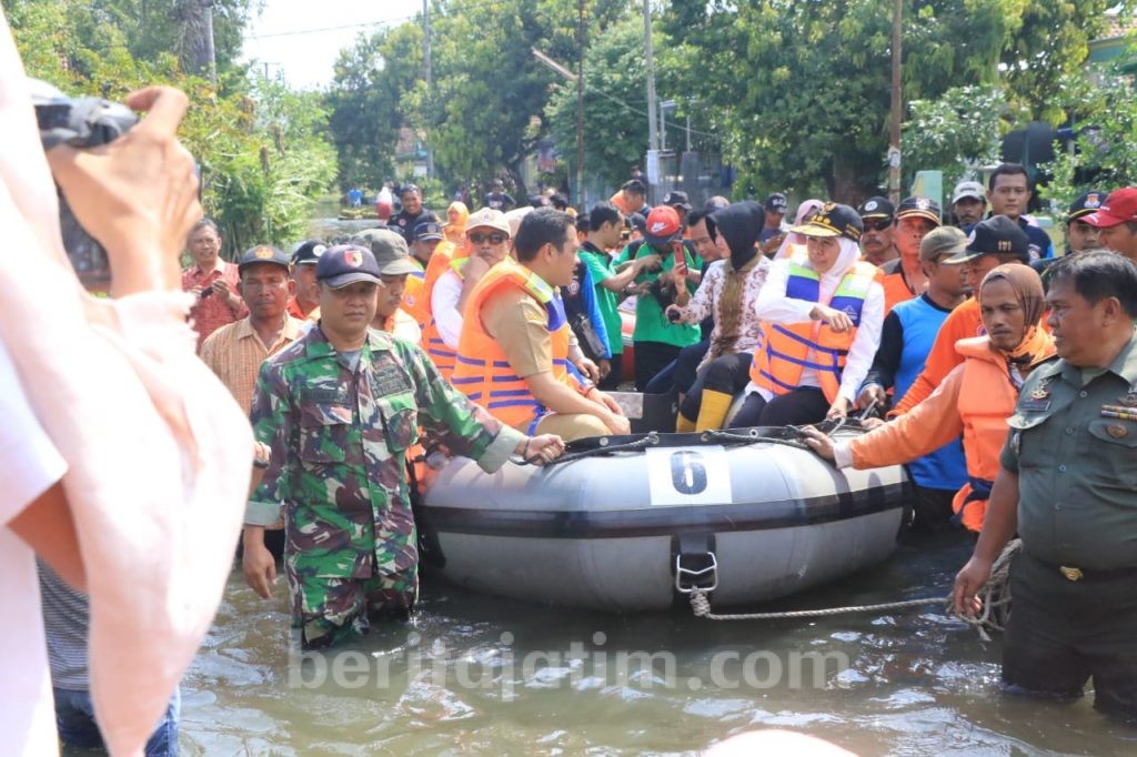 Gubernur Jatim Naik Perahu Karet di Tengah Banjir
