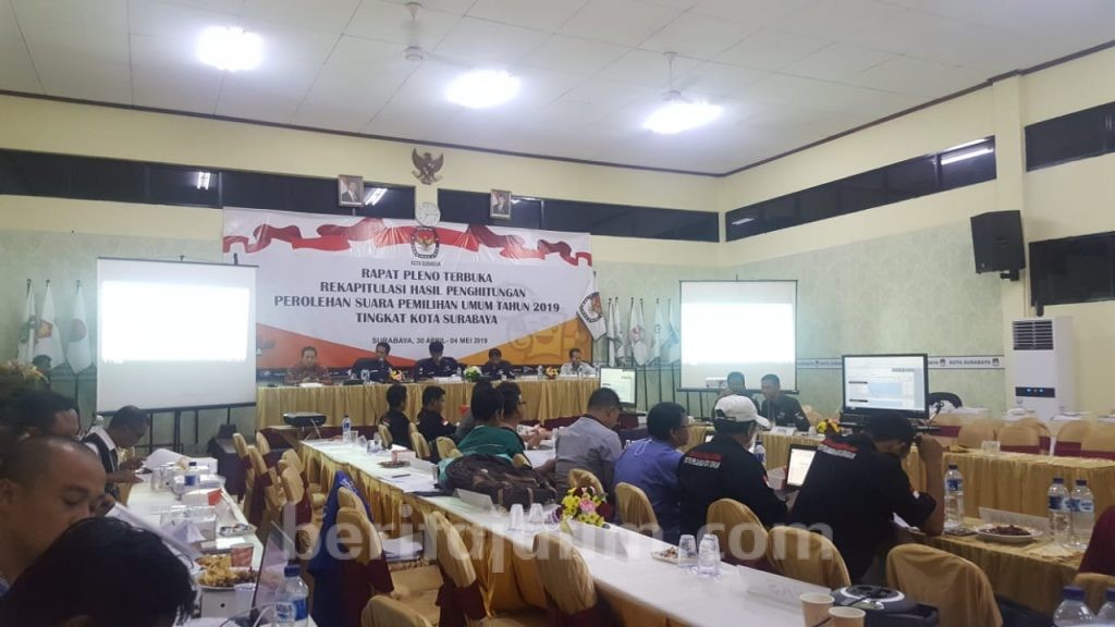 Saksi Prabowo Tolak Tandatangan Hasil Rekapitulasi di KPU Surabaya