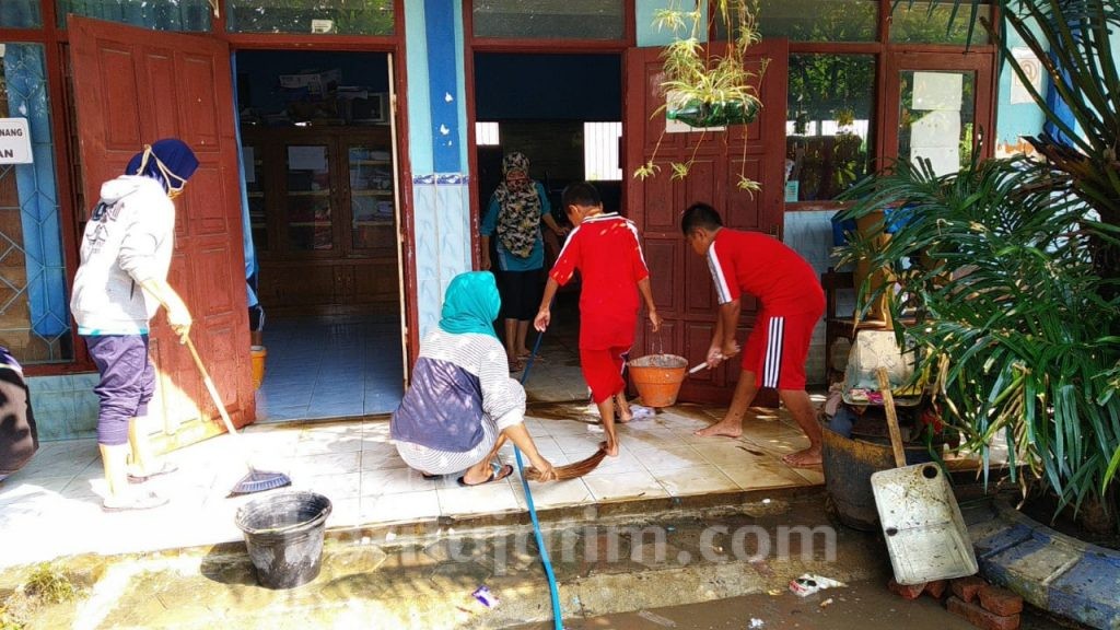 Banjir Mojokerto Surut, Petugas Bantu Warga Bersih-bersih Lumpur