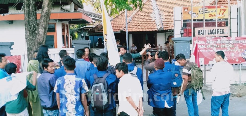 Mahasiswa Berdemo di Kantor KPU Jatim, Ada Apa?