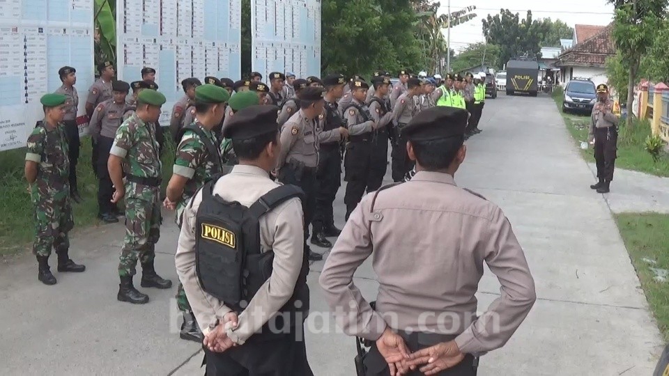 Mobil Water Canon, Mobil Barrier dan Ratusan Personil TNI/Polri Disiagakan di KPU Kabupaten Mojokerto