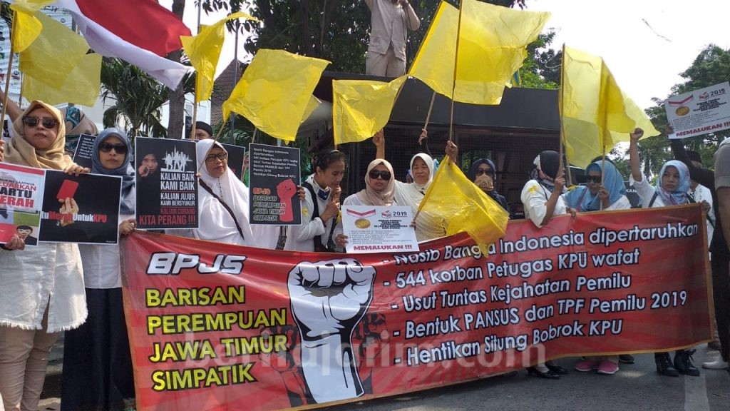 Kecurangan Pemilu, Puluhan Perempuan Geruduk KPU Surabaya