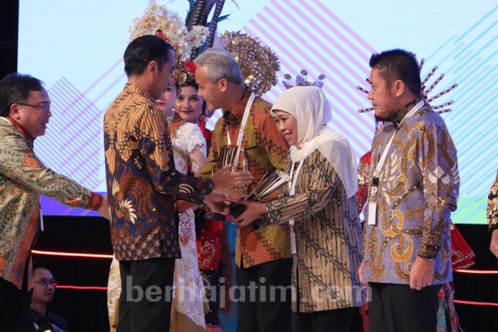 Gubernur Khofifah Terima PPD Tingkat Provinsi 2019 dari Presiden Jokowi