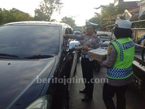 Satlantas Polres Sampang Bagi-bagi Takjil Gratis
