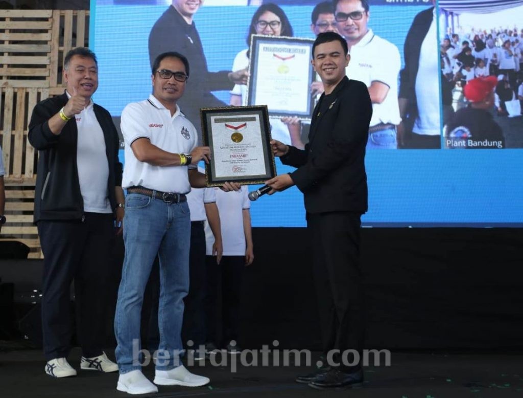 Gelar Aksi Kumur Bersama Enkasari Mouthwash, Kimia Farma Raih Rekor MURI