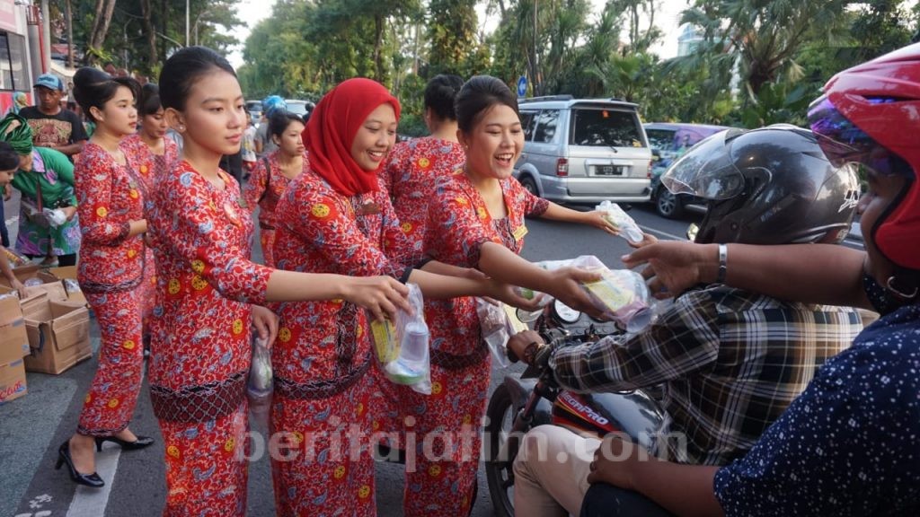 Inilah Gaya Calon Pramugari Bagikan Takjil di Taman Bungkul