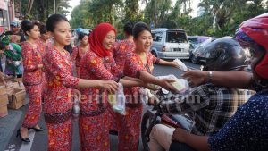 Inilah Gaya Calon Pramugari Bagikan Takjil di Taman Bungkul