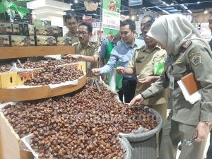 Sidak Polres Gresik Temukan Kurma Busuk di Swalayan