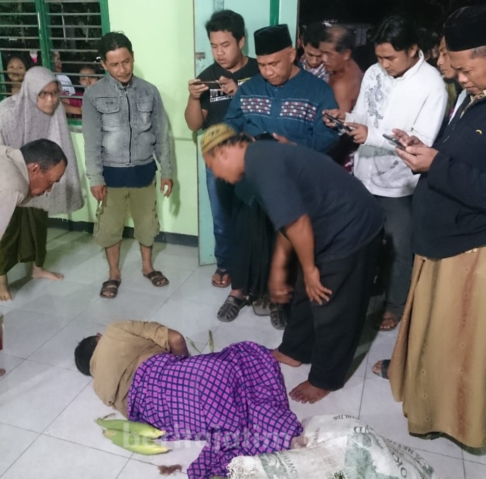 Pencuri Jagung Itu Dipukuli, Ditelanjangi, Hingga Roboh Bersimbah Darah