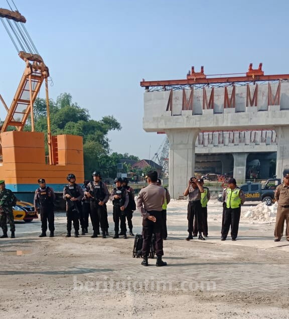Minta Ganti Rugi, Warga Blokade Proyek Tol KLBM