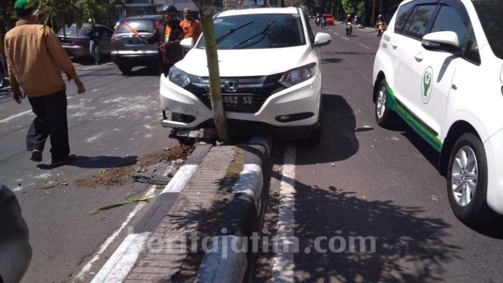 Ban Pecah, Mobil Honda HRV Naik ke Pembatas Jalan Utama Gresik