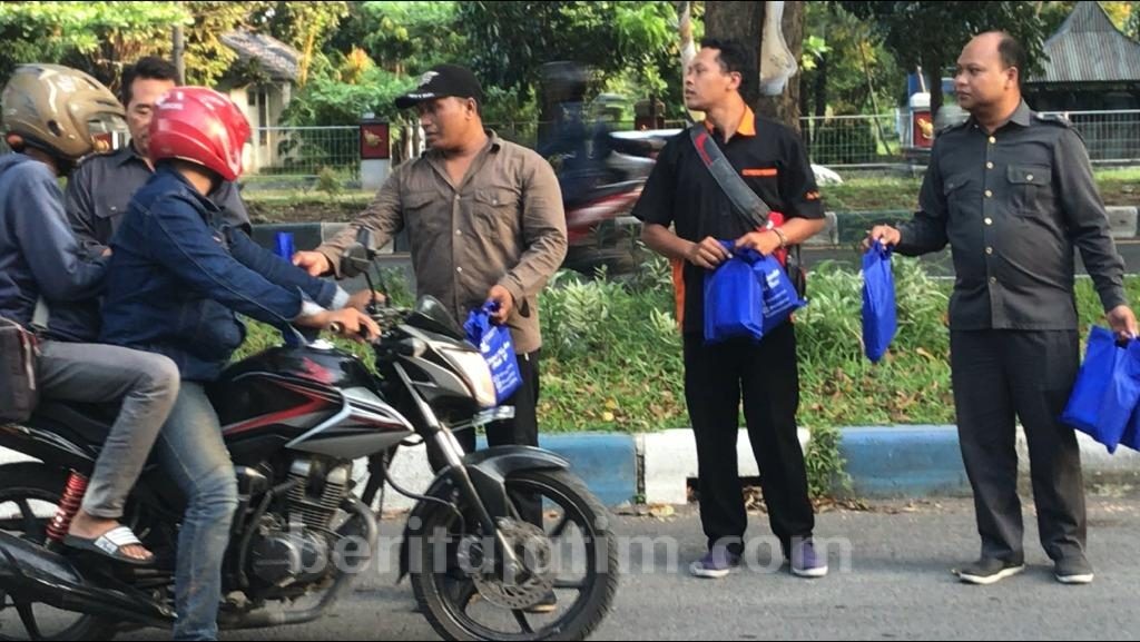 Kanwil DJP Jatim ll Bagikan Takjil Sekaligus Kampanyekan Sadar Pajak