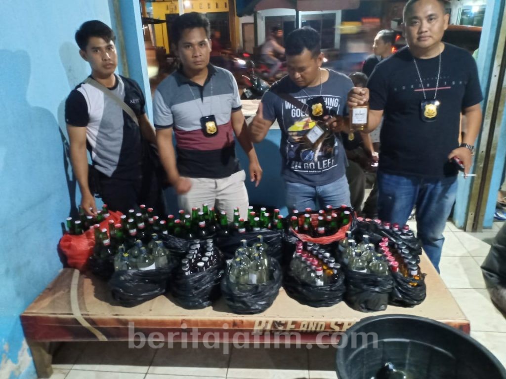 Lagi, Polisi Gerebek Toko Miras Oplosan di Gresik