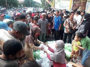 Bersihkan Hati, Konggres Advokad Indonesia Jatim Bagikan Takjil