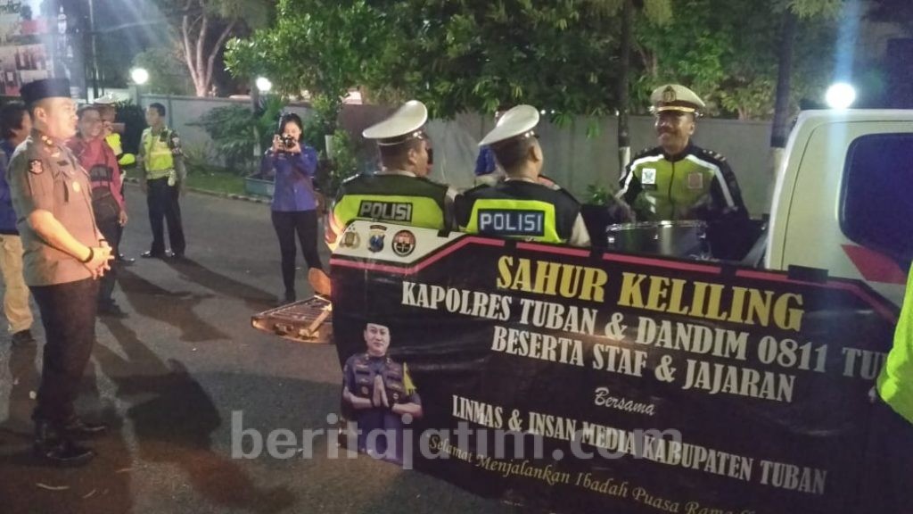 Sahur On The Road, Polisi dan TNI di Tuban Bagikan Sahur di Pasar