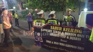 Sahur On The Road, Polisi dan TNI di Tuban Bagikan Sahur di Pasar