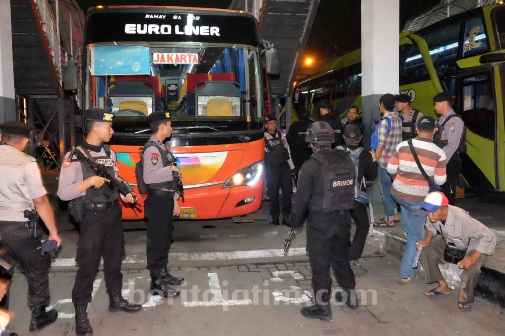 Jaga Kamtibmas, Petugas Gabungan Gelar Razia di Terminal Bungurasih