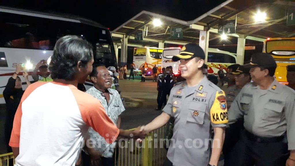 Polres dan TNI Tangkal Massa People Power dari Jember