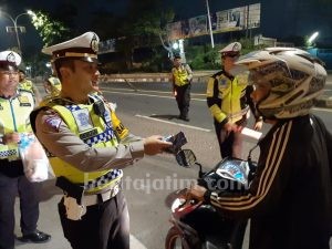 Dikira Razia, Ternyata Polisi Bagi-bagi Makan Sahur