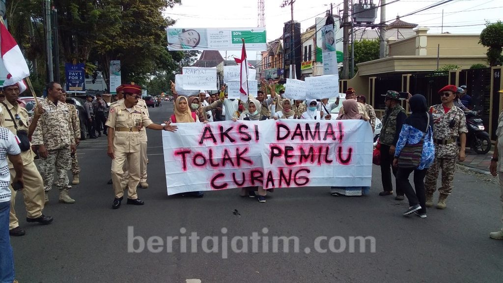 Pendukung Prabowo-Sandi Berdemo di Depan Kantor KPU Jember