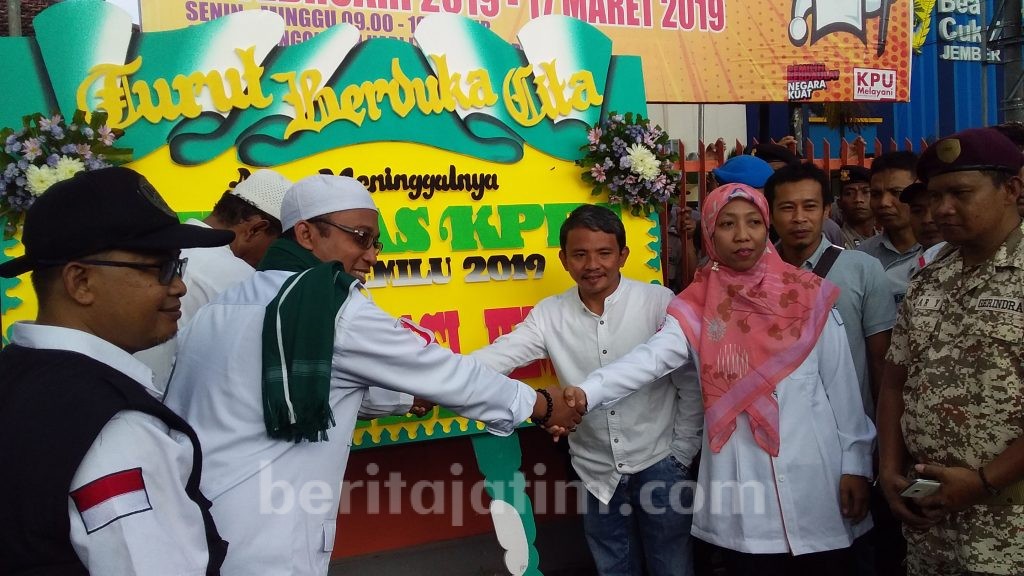 Pendukung Prabowo Serahkan Karangan Bunga Duka Cita kepada KPU Jember