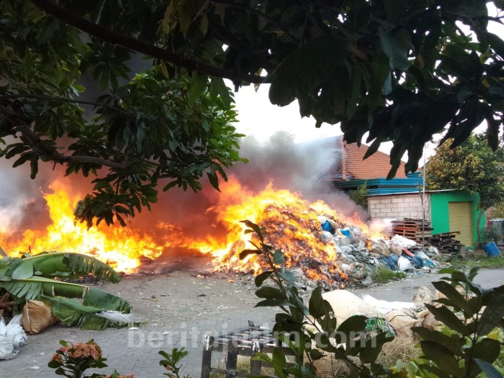 Gudang Rongsokan di Gresik Terbakar, Dua Pekerja Tewas Terpanggang