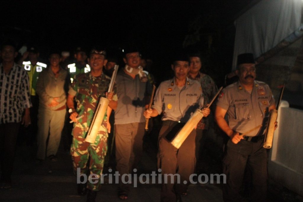 Kapolsek bersama Komandan Koramil dan Warga Kediri Patroli Sahur