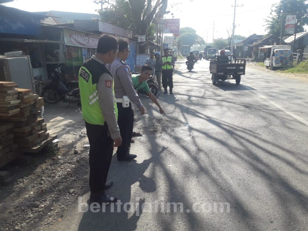 Berusaha Mendahului Truk Tronton, Pengendara Motor Tewas Terlindas
