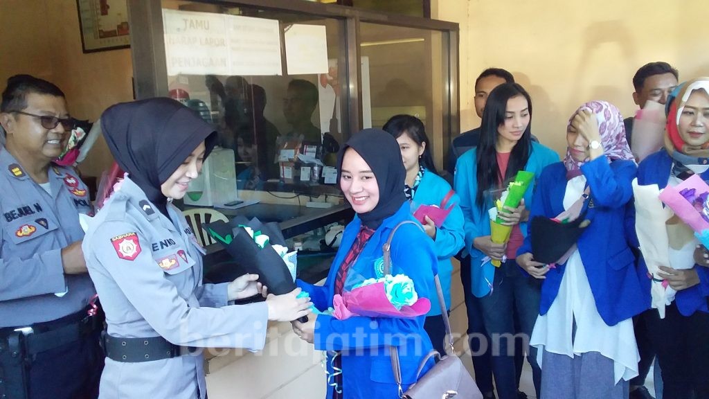 Apresiasi Pengamanan Jakarta, Mahasiswa Beri Bunga kepada Polisi
