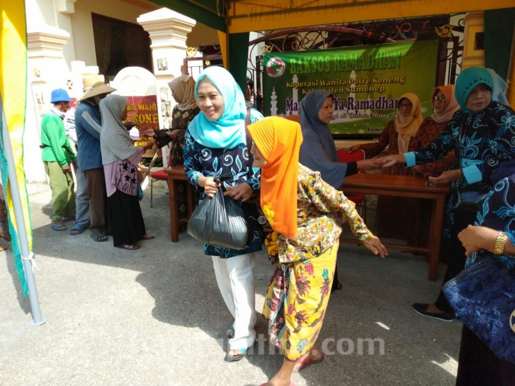 Peduli Dhuafa, ‘Potre Koneng’ Sumenep Bagi-bagi Sembako