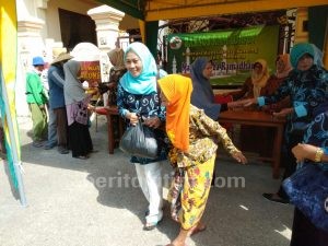 Peduli Dhuafa, ‘Potre Koneng’ Sumenep Bagi-bagi Sembako