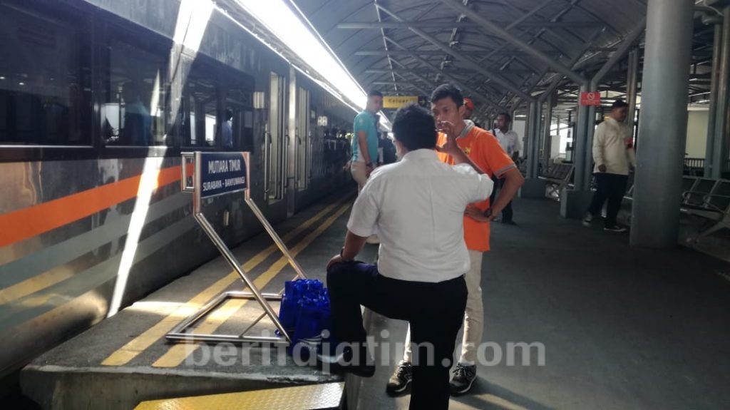 Arus Mudik Kereta Api Daops 8 Surabaya, Petugas Bagikan Bingkisan