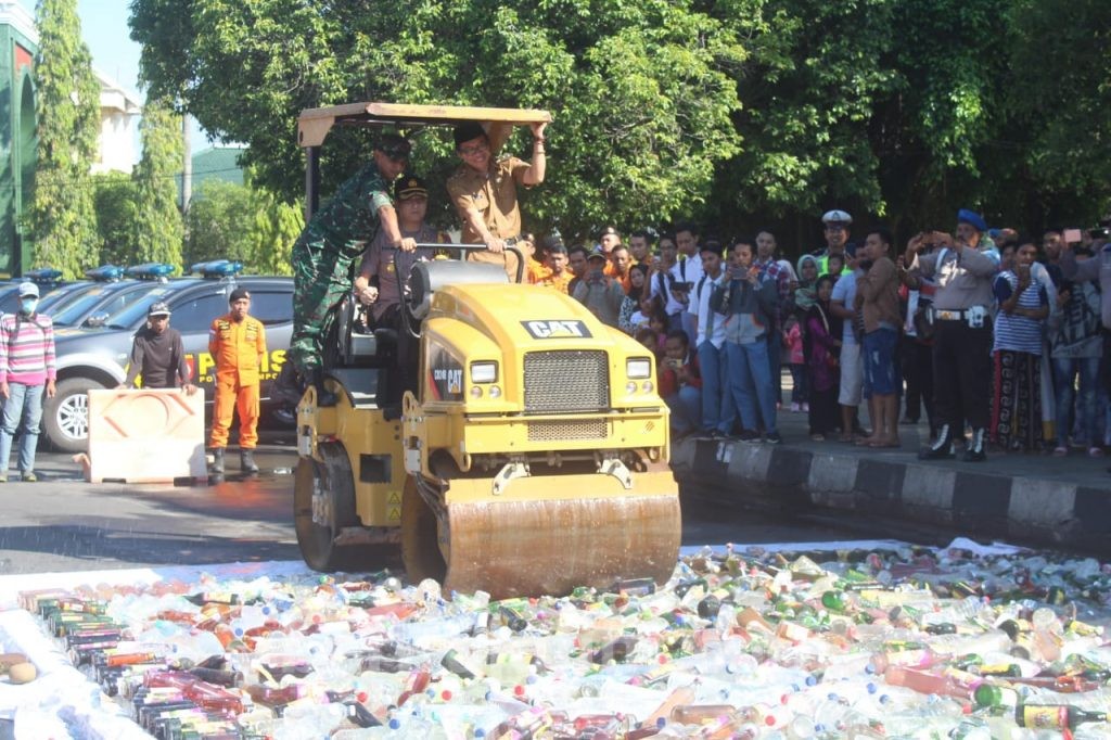 Wabup, Kapolres, Dandim Jember Kompak di Atas Buldoser