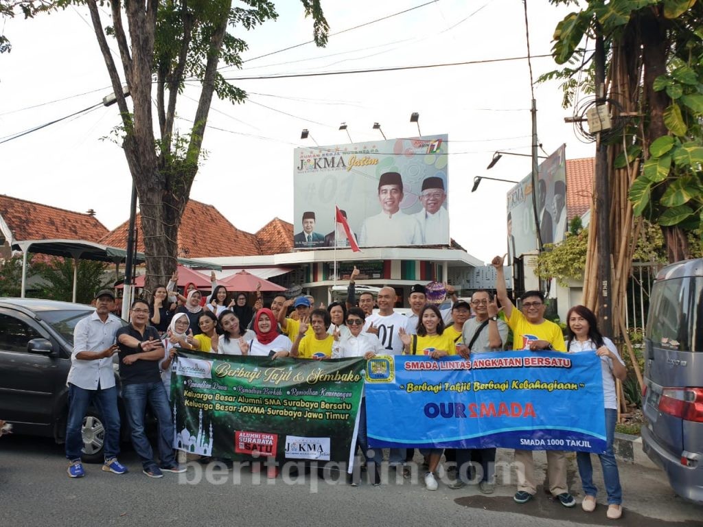 Alumni SMA Surabaya Bersatu Bagikan Takjil 2000 Bungkus