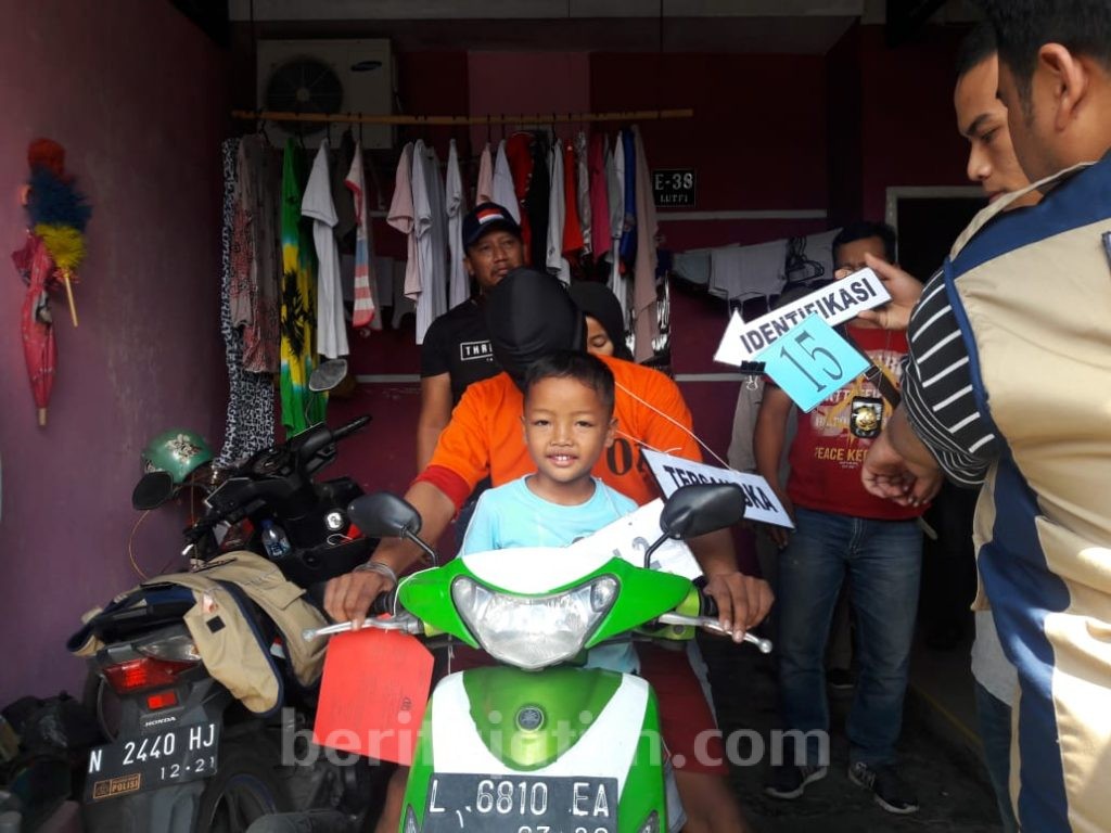 Rekontruksi Pembunuhan Istri di Gresik, Pelaku Peragakan15 Adegan