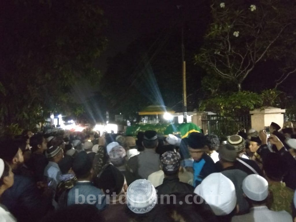 Lantunan Salawat dan Tahlil Iringi Pemakaman Kiai Tolchah Hasan