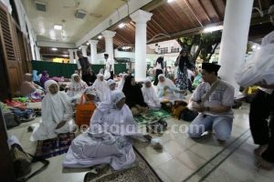 Pegawai Bapenda Jatim Berbagi 1000 Nasi Bungkus di Masjid Ampel