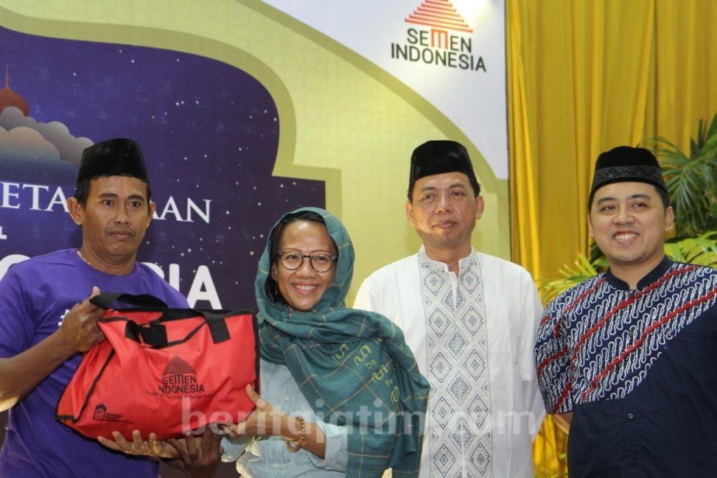 PWI Jatim dan Semen Indonesia Bukber Sekaligus Bagikan Santunan Untuk 100 Dhuafa