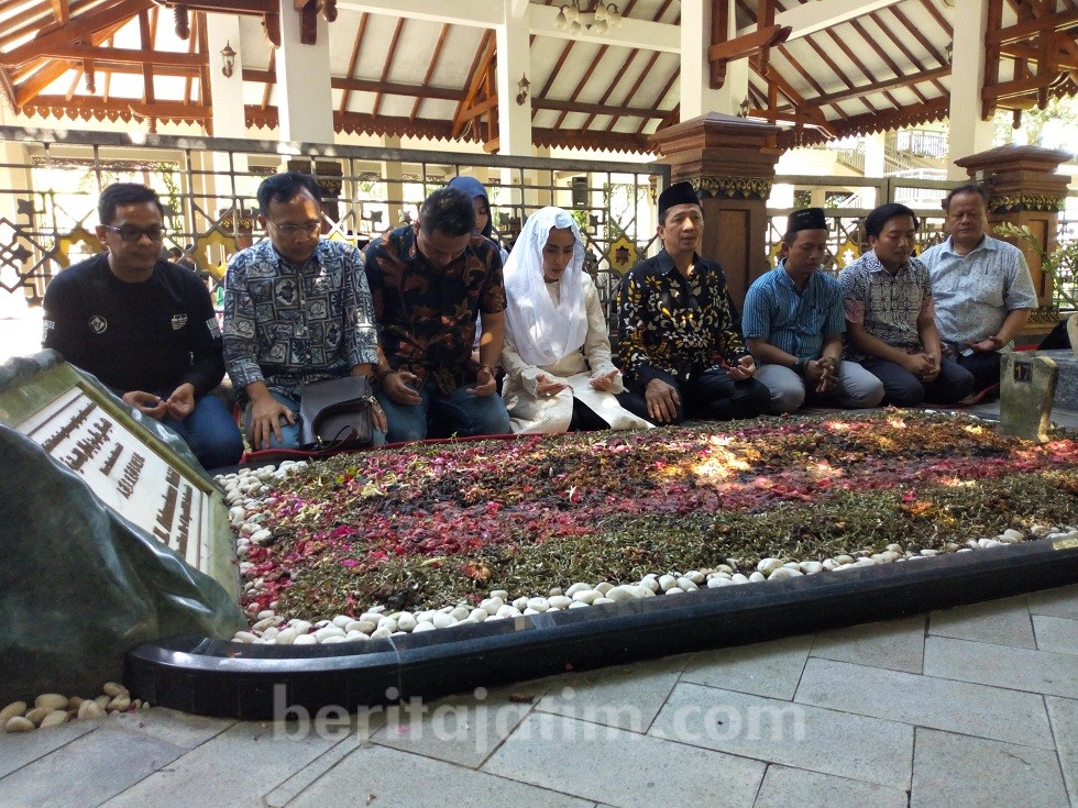 Tangis Rieke ‘Oneng’ Pecah di Pusara Gus Dur